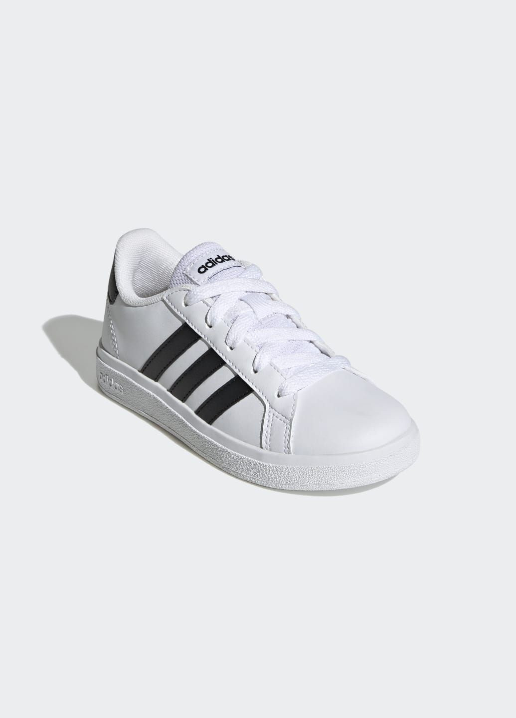 Белые всесезонные кроссовки grand court lifestyle tennis lace-up adidas