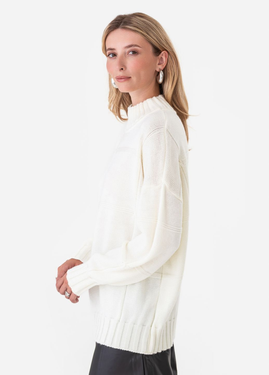 Молочний жіночий светр з геометричним малюнком. SVTR