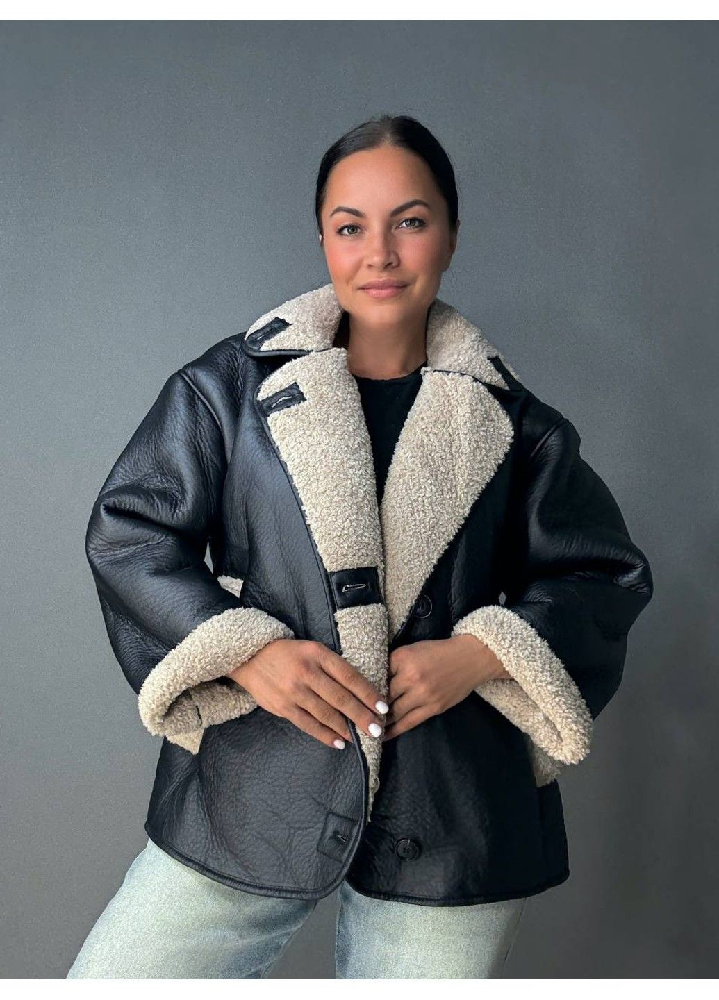 Дублянка жіноча 242 з бежевим хутром на ґудзиках чорна AFTF BASIC (354178751)