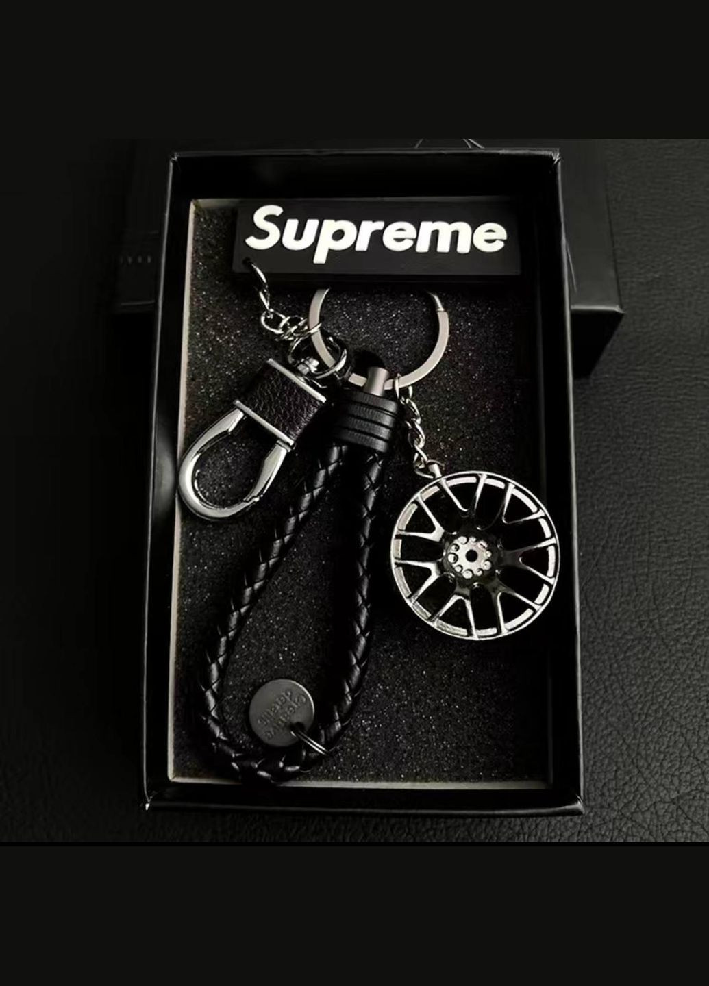Брелок supreme 3в1 с черным диском и кожаным ремешком No Brand (281548128)