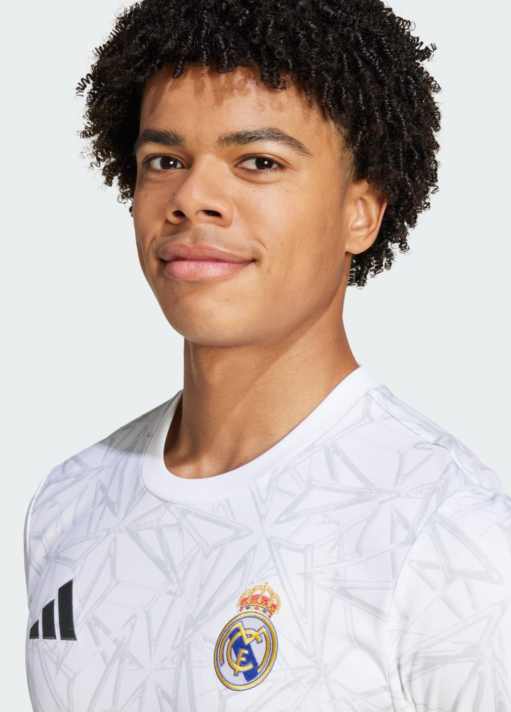 Белый демисезонный спортивный лонгслив adidas с логотипом