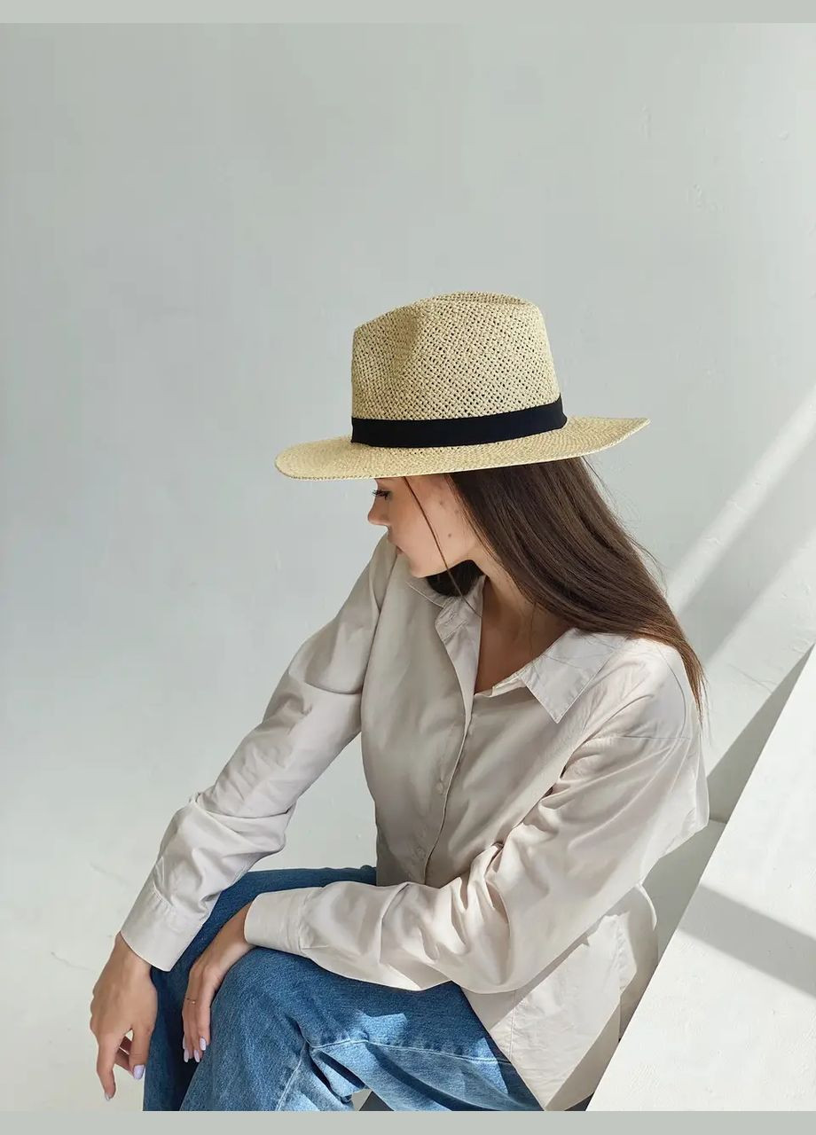 Шляпа женская на лето Федора с бежевый рафия с черной лентой D.Hats (283022786)