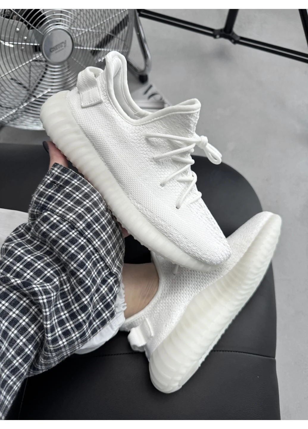 Белые демисезонные кроссовки мужские adidas yeezy boost v2, white адидас изи буст белые No Brand