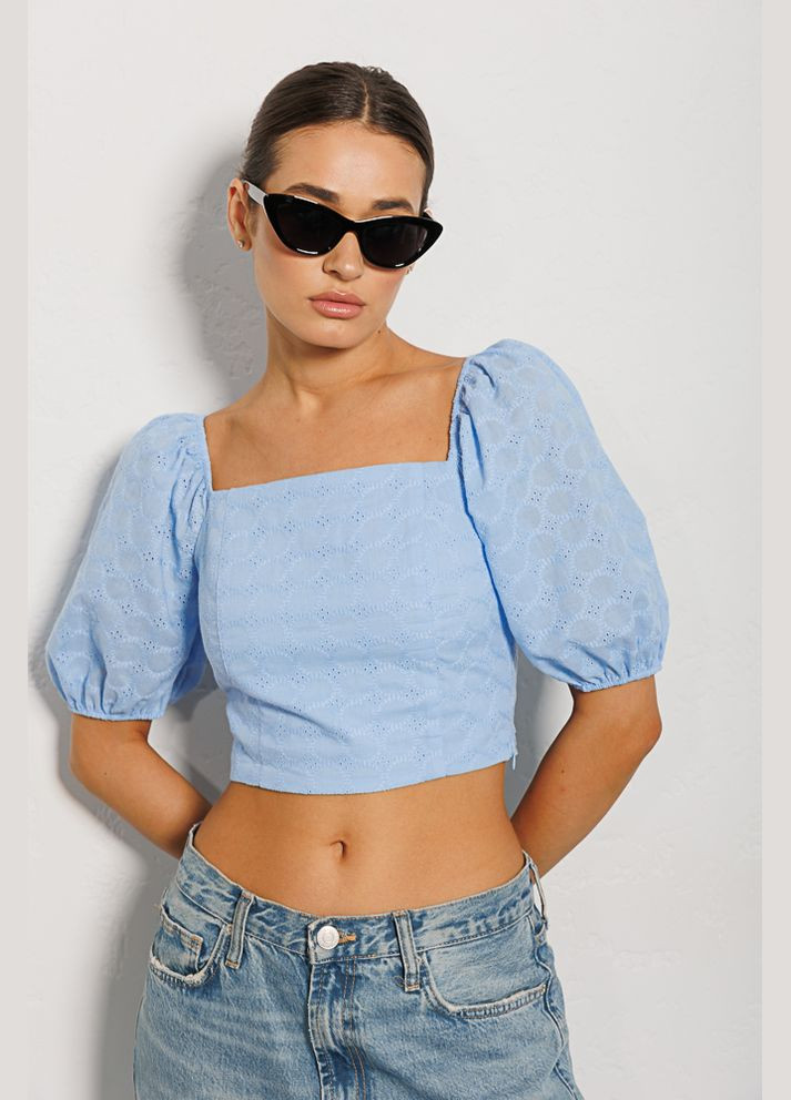Голубая демисезонная укороченная летняя блузка с открытыми плечами Arjen