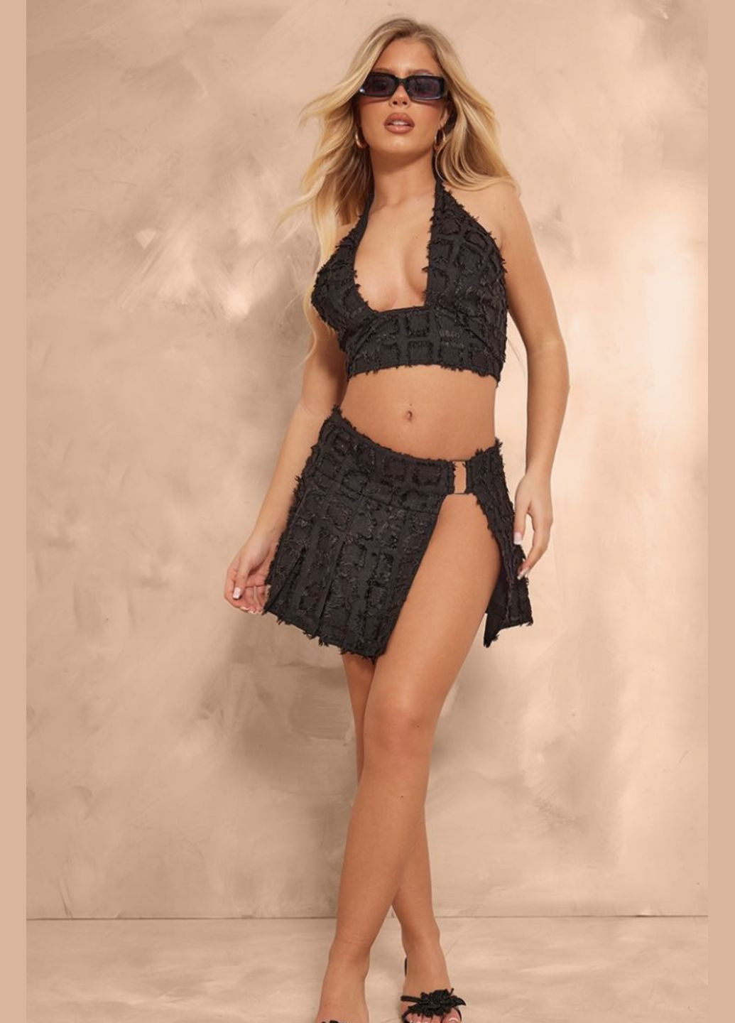 Черное платье PrettyLittleThing