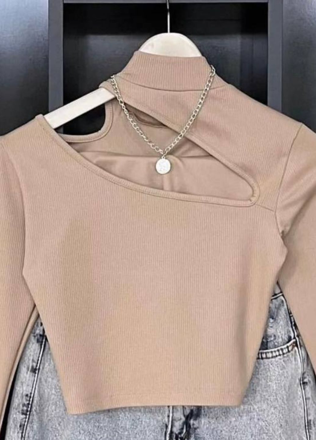 Топ з асиметричним вирізом Україна (328445866)