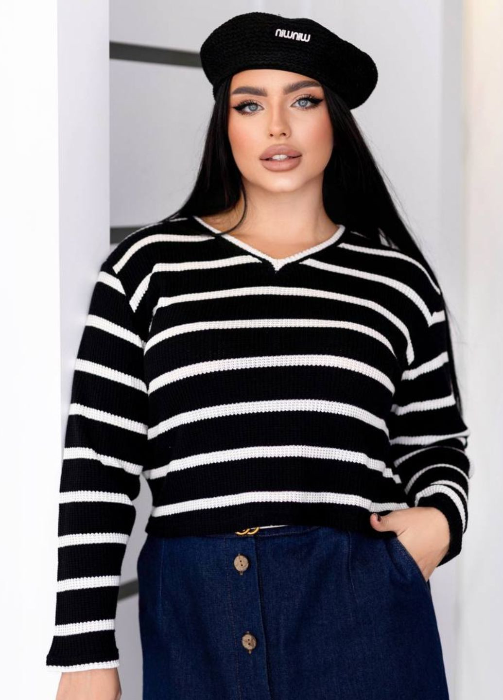 Чорний демісезонний светр з v-образним вирізом Україна