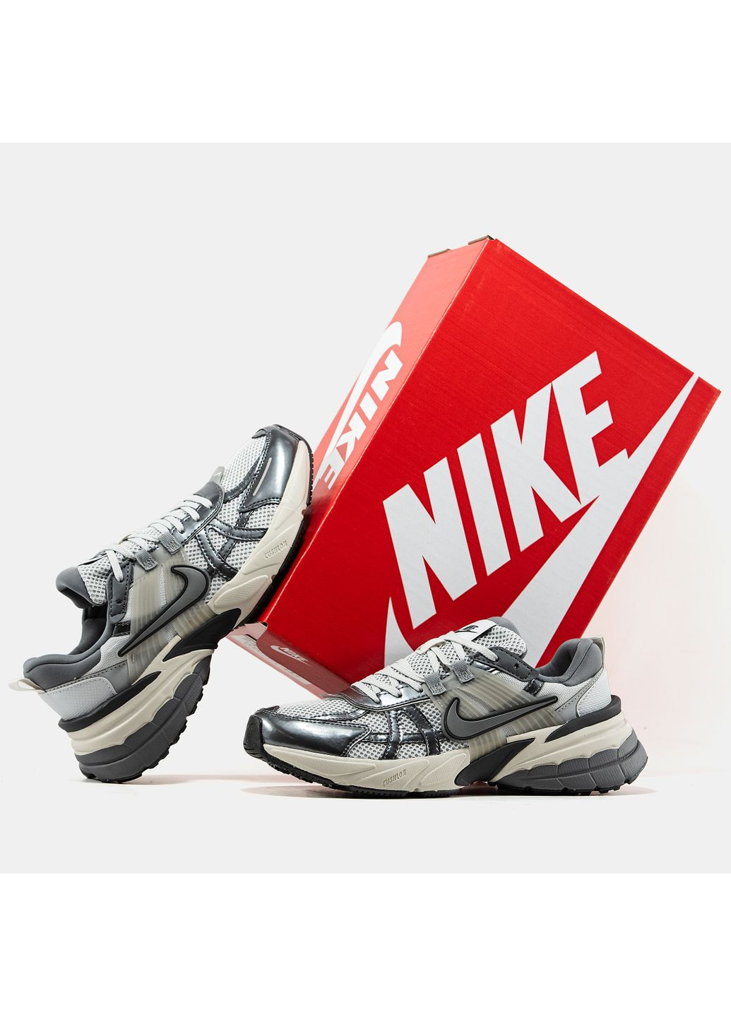 Серые демисезонные кроссовки мужские и женские nike runtekk v2k summit white metalic silver | найк рантекк в2к серые белые No Brand