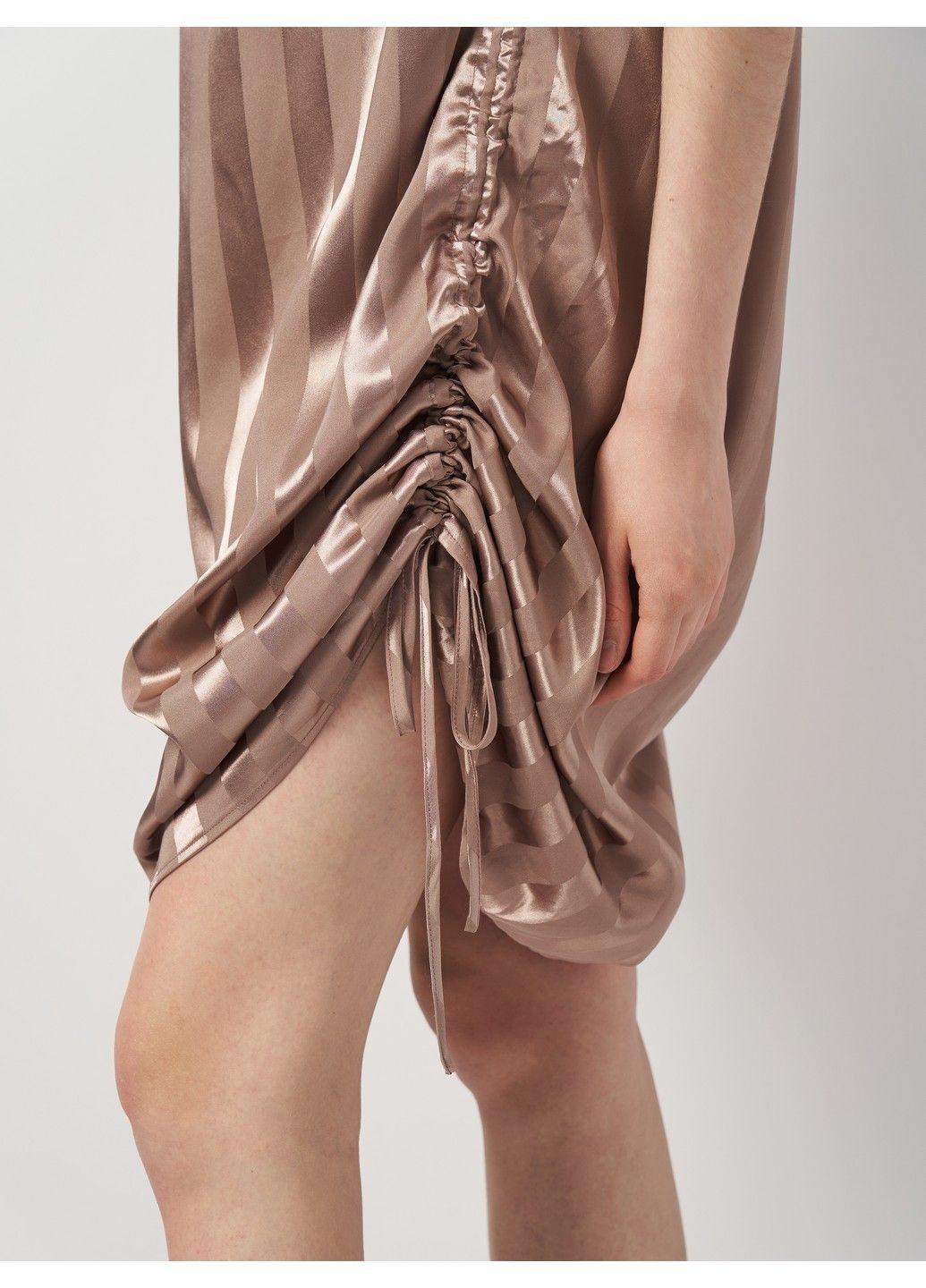 Бежевое коктейльное платье Missguided в полоску