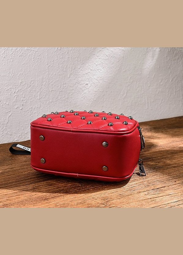 Жіноча мінісумка з хутряною підвіскою. Маленька сумочка для дівчат стьобана з хутряним брелоком Червоний No Brand (334729826)