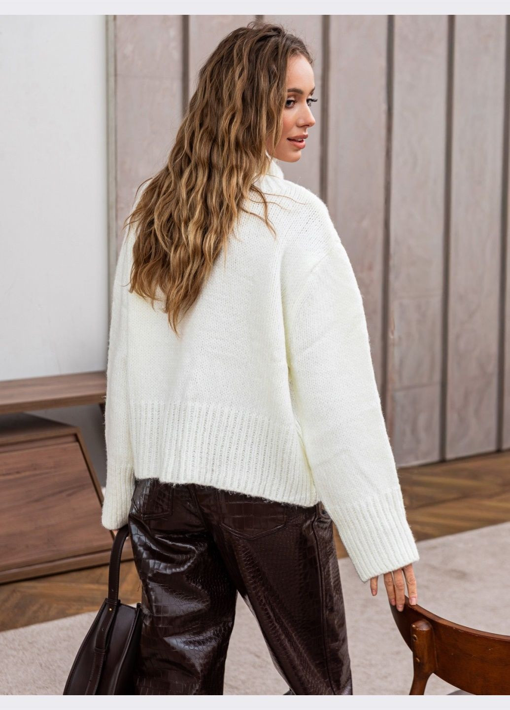 Білий зимовий светр білого кольору з високим коміром Dressa