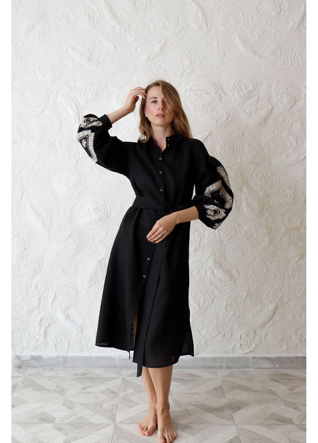 Чорна сукня жіноча «зерно» з машинною вишивкою, 100% льон, розміри xs–4xl, з кишенями та поясом MOTYV з геометричним візерунком