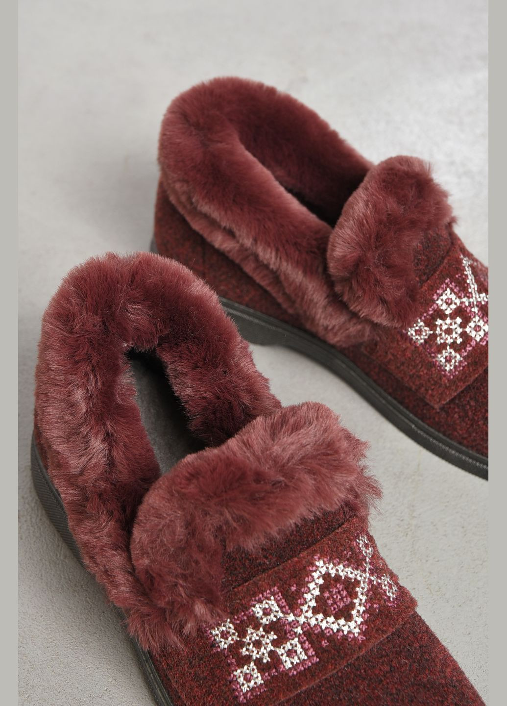 Капці жіночі на хутрі бордового кольору з візерунком Let's Shop (302661041)