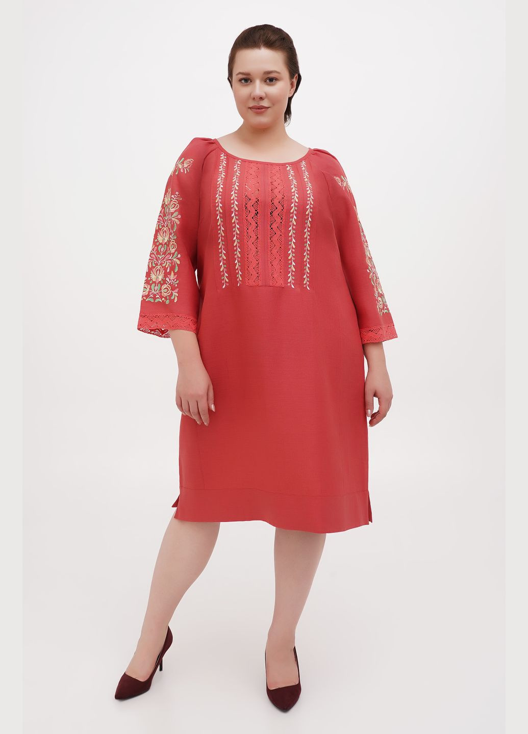 Красное платье-вышиванка из льна с деревом жизни и кружевом верба, большие размеры plus size. серый, р.68, код 0355/68/394 ГАЛЕРЕЯ ЛЬОНУ