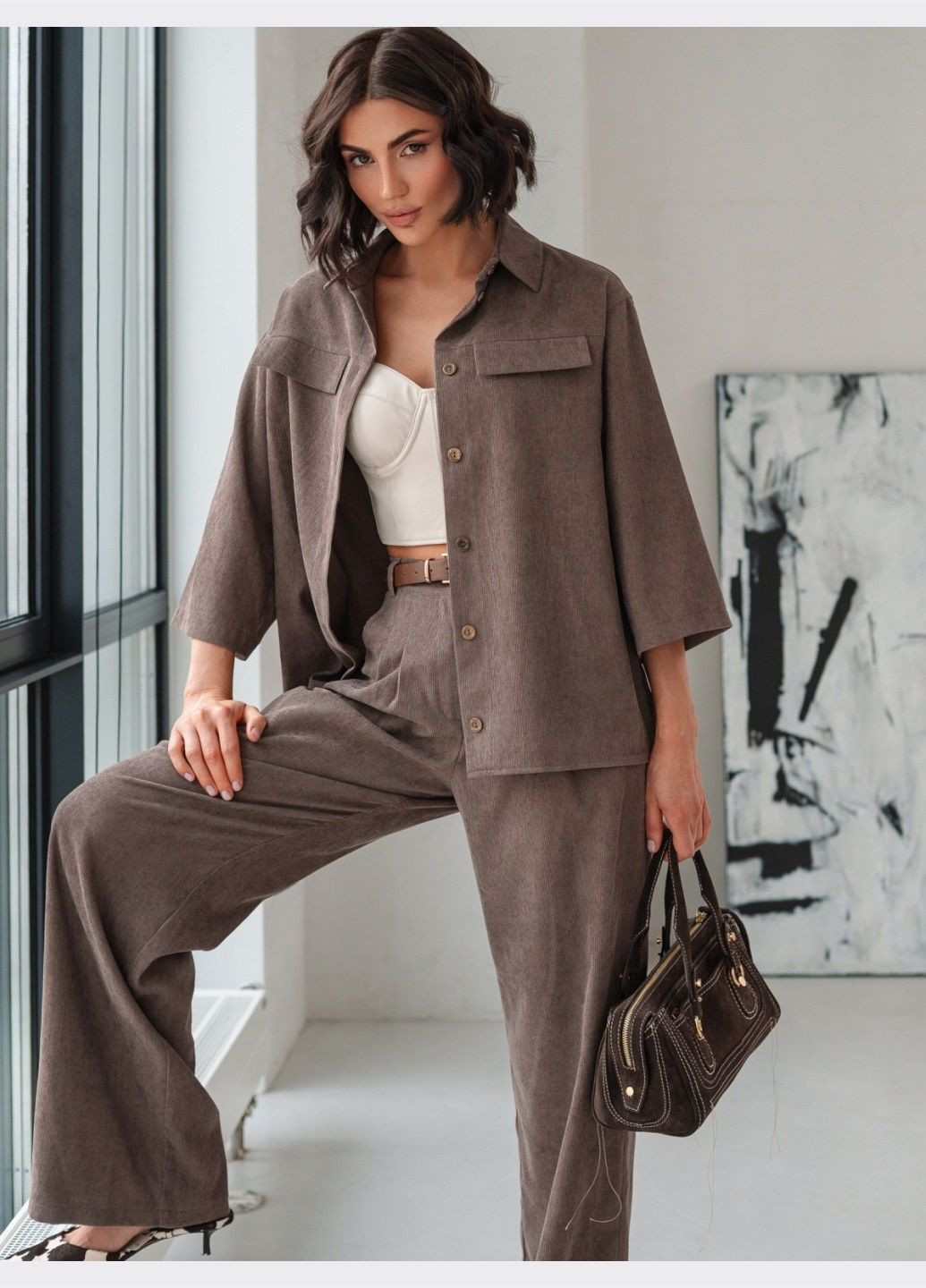 брючный костюм коричневого цвета с рубашкой Dressa (324560200)