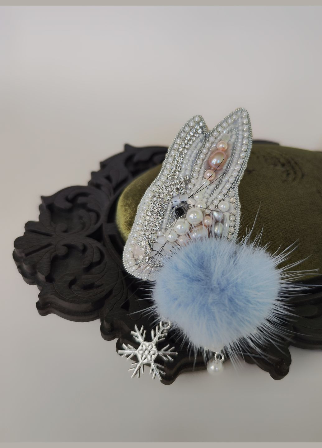 Брошь кролик с шерстяным помпоном, брошка ручной работы, символ года, подарок на любой праздник Ksenija Vitali (290855697)