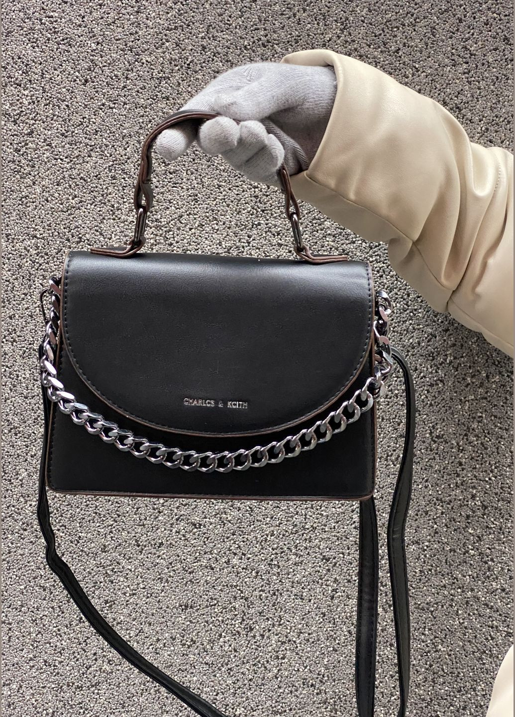 Жіноча сумка крос-боді з ланцюжком на ремінці чорна No Brand (285794905)