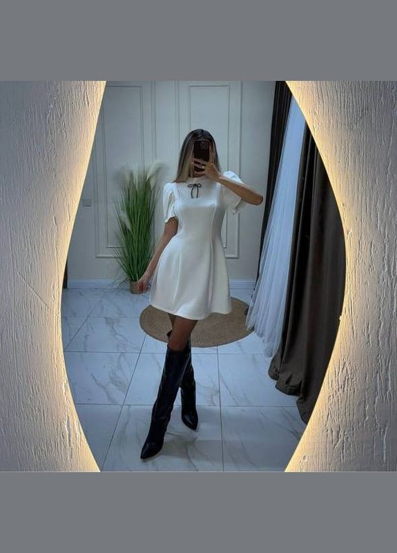 Белое деловое платье классическое с металлическим бантом колокол Adelante однотонное