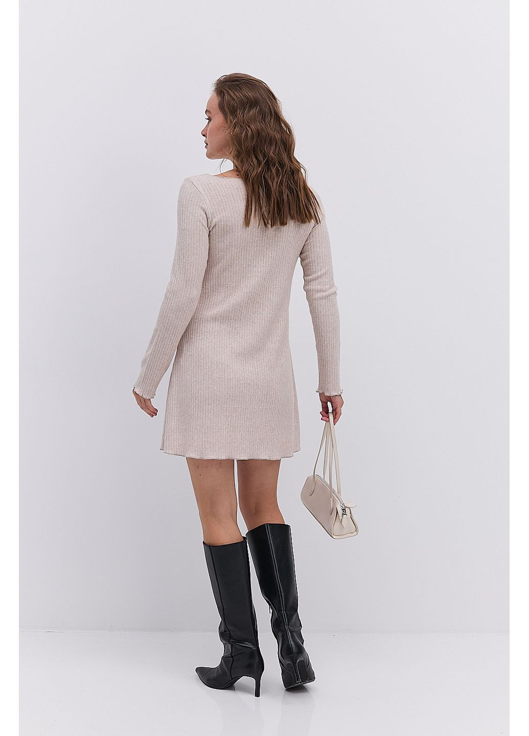 Светло-бежевое короткое трикотажное платье в рубчик коричневого цвета Arjen