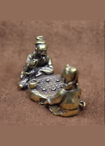 Настольная винтажная латунная миниатюрная фигурка старцев играющих в шахматы украшения фэншуй No Brand (292260625)