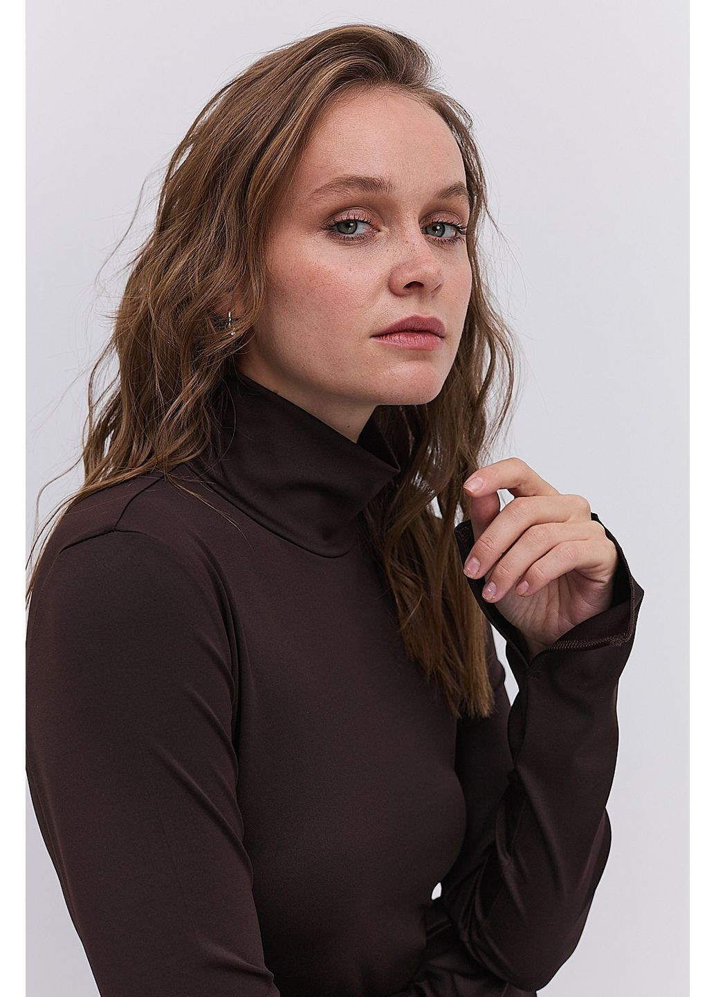 Женский лонгслив молочный с воротником-стойкой на пуговицах сзади Arjen (364967576)