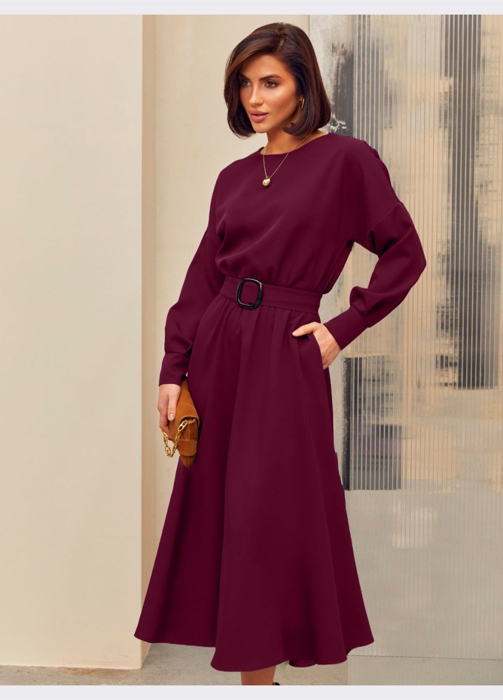 Бордовое кэжуал платье бордового цвета с расклёшенной юбкой и поясом Dressa однотонное