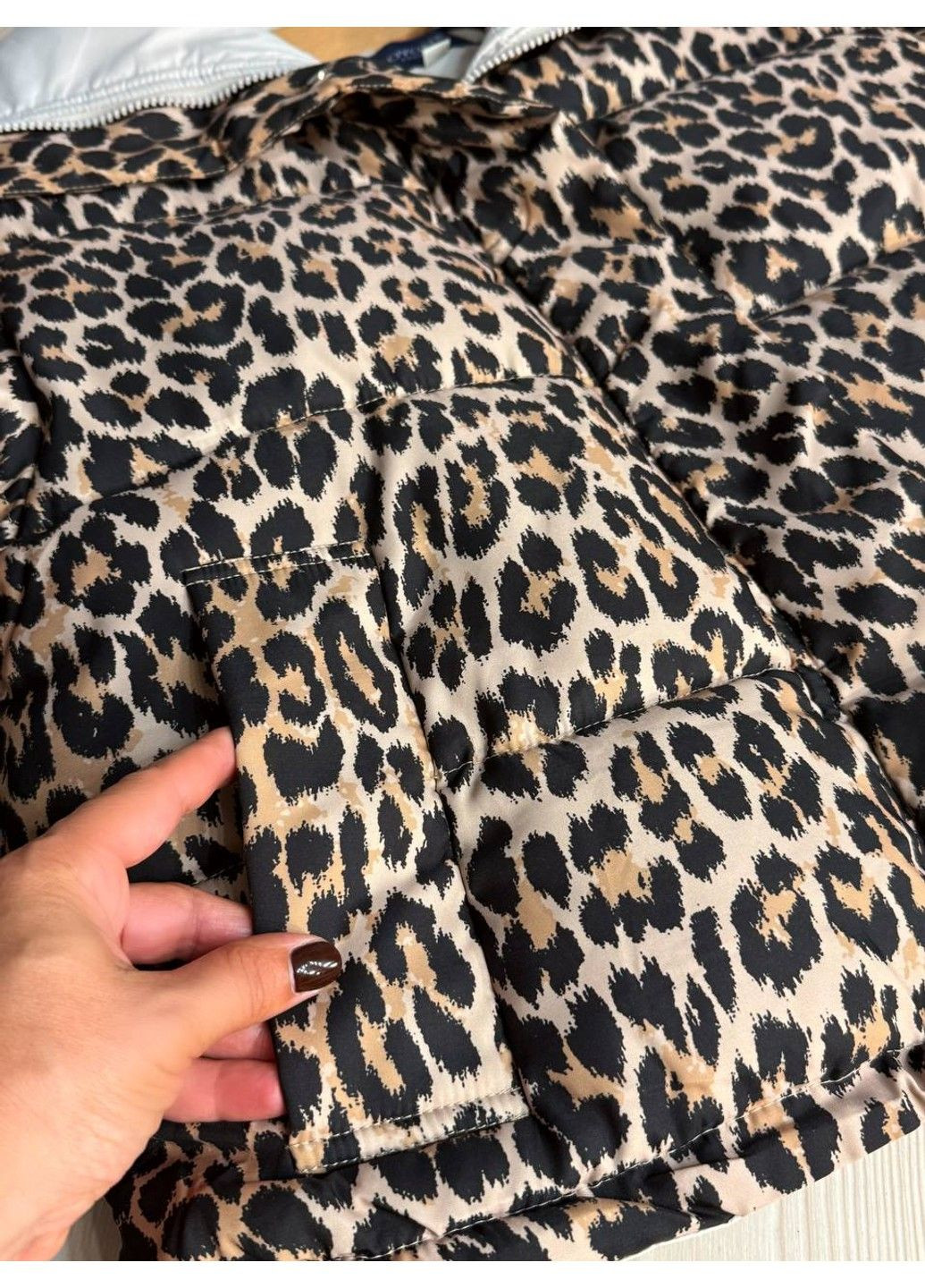 Коричнева демісезонна куртка жіноча joy one 8318 пуффер комір стійка коротка леопардовий принт коричнева No Brand