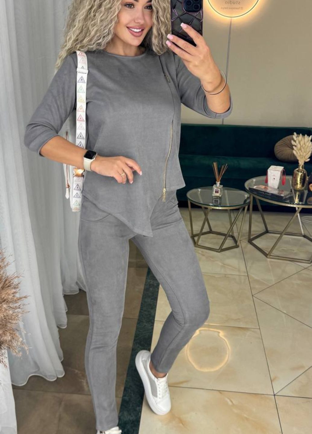 Жіночий костюм з асиметричною кофтинкою на блискавці та завуженими штанами Україна (328392064)