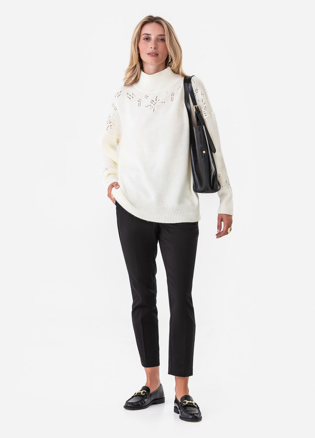 Молочный женский свободный свитер с ажурным вязанным узором. SVTR