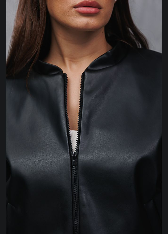 Черная женская куртка-бомбер из кожзама темно-бежевого цвета Arjen