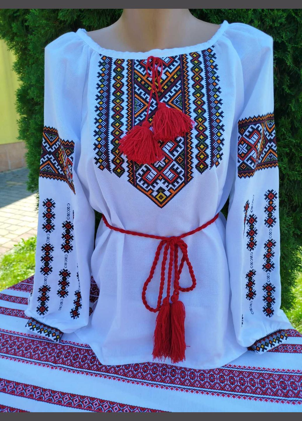 Яскраво-червона жіноча вишиванка "гуцульська" на білому натуральному домотканому полотні Прикарпатські Вишиванки пряма бавовна (323167461)