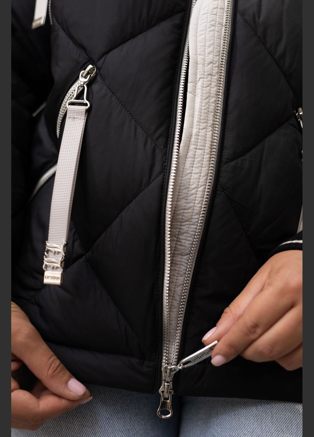 Чорно-біла зимня зимова коротка жіноча куртка чорна з молочним 122252 Svidni