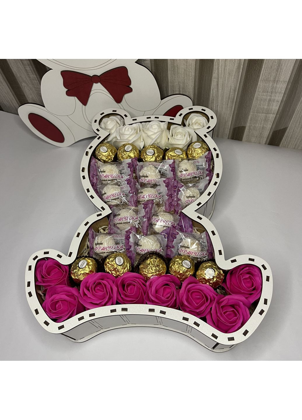 Подарунковий бокс в дерев'яній коробці у формі медведя з мильними трояндами та цукерками Ferrero Rocher No Brand (354820437)