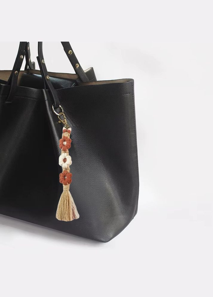 Набір макраме для ручного плетіння і в'язання брелока "Квіти" для ключів і аксесуарів 20х2.2 см, бежевий No Brand (344573441)