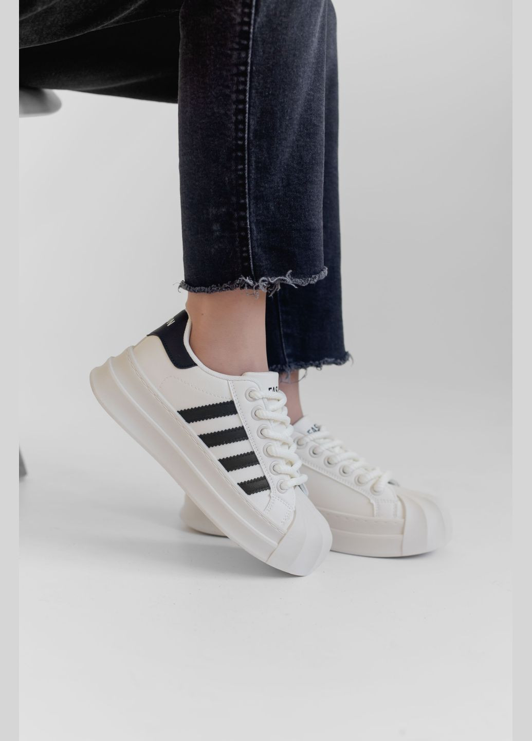 Белые всесезонные кроссовки Vakko Adidas