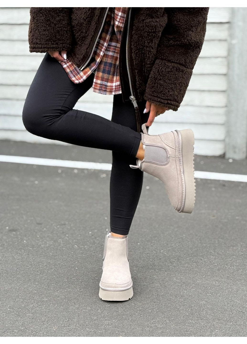 Зимние угги женские из натуральной замши ботинки на платформе тёплые челси серые на меху зимние No Brand