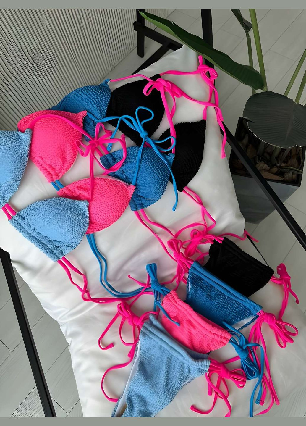 Розовый летний женский яркий розовый с синим купальник жатка на завязках. No Brand