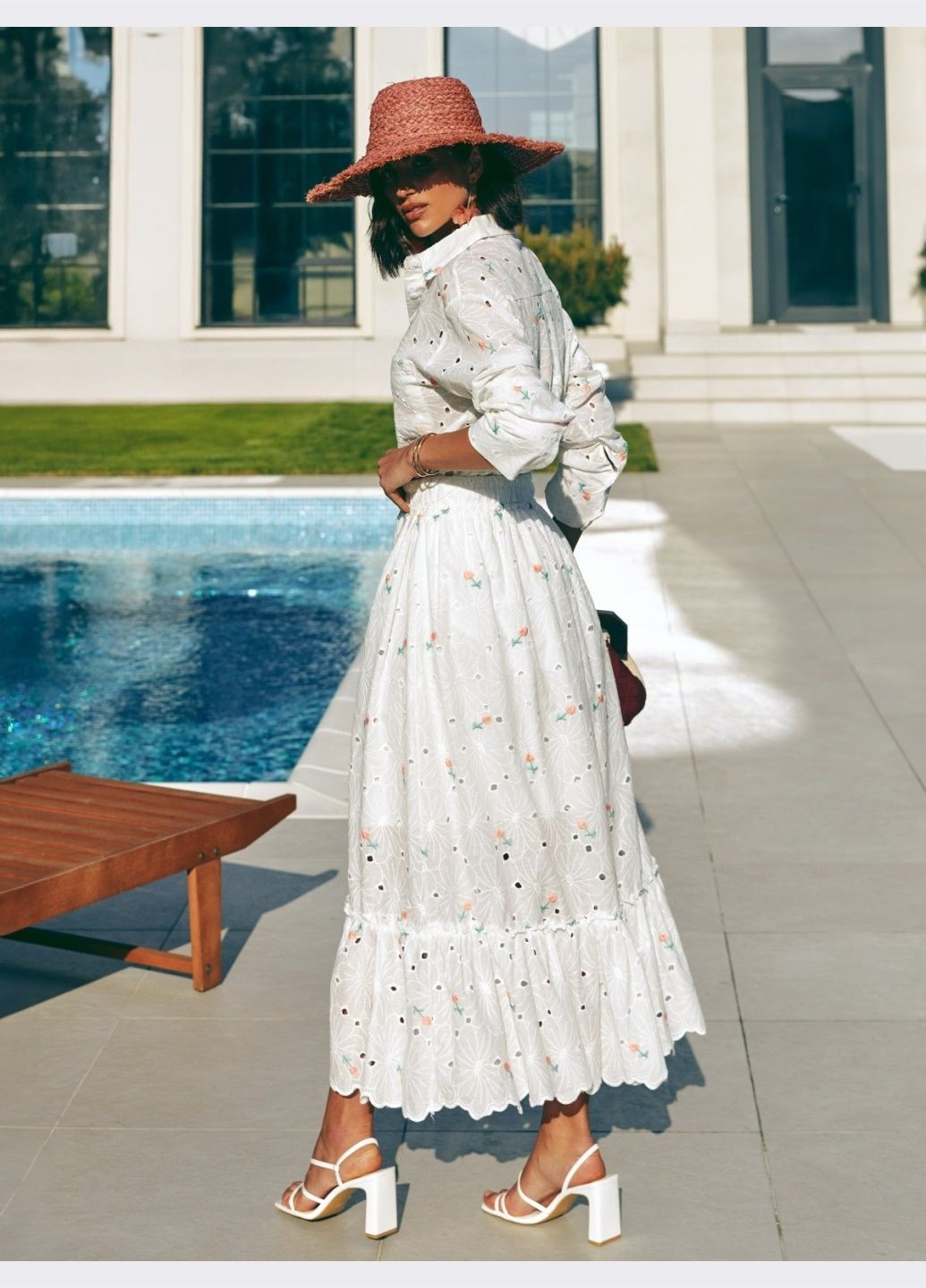 белый костюм с розовой цветочной вышивкой Dressa (336387699)