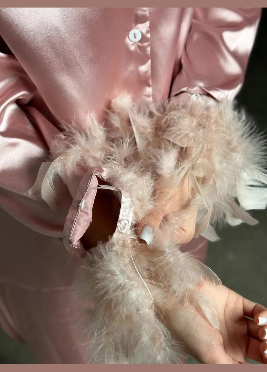 Рожева всесезон жіноча атласна піжама з ґудзиками та знімним пір`ям комплект штани сорочка в класичному стилі чорний сорочка + брюки No Brand Піжама атласна з штанами та декором пір`ям Velessa