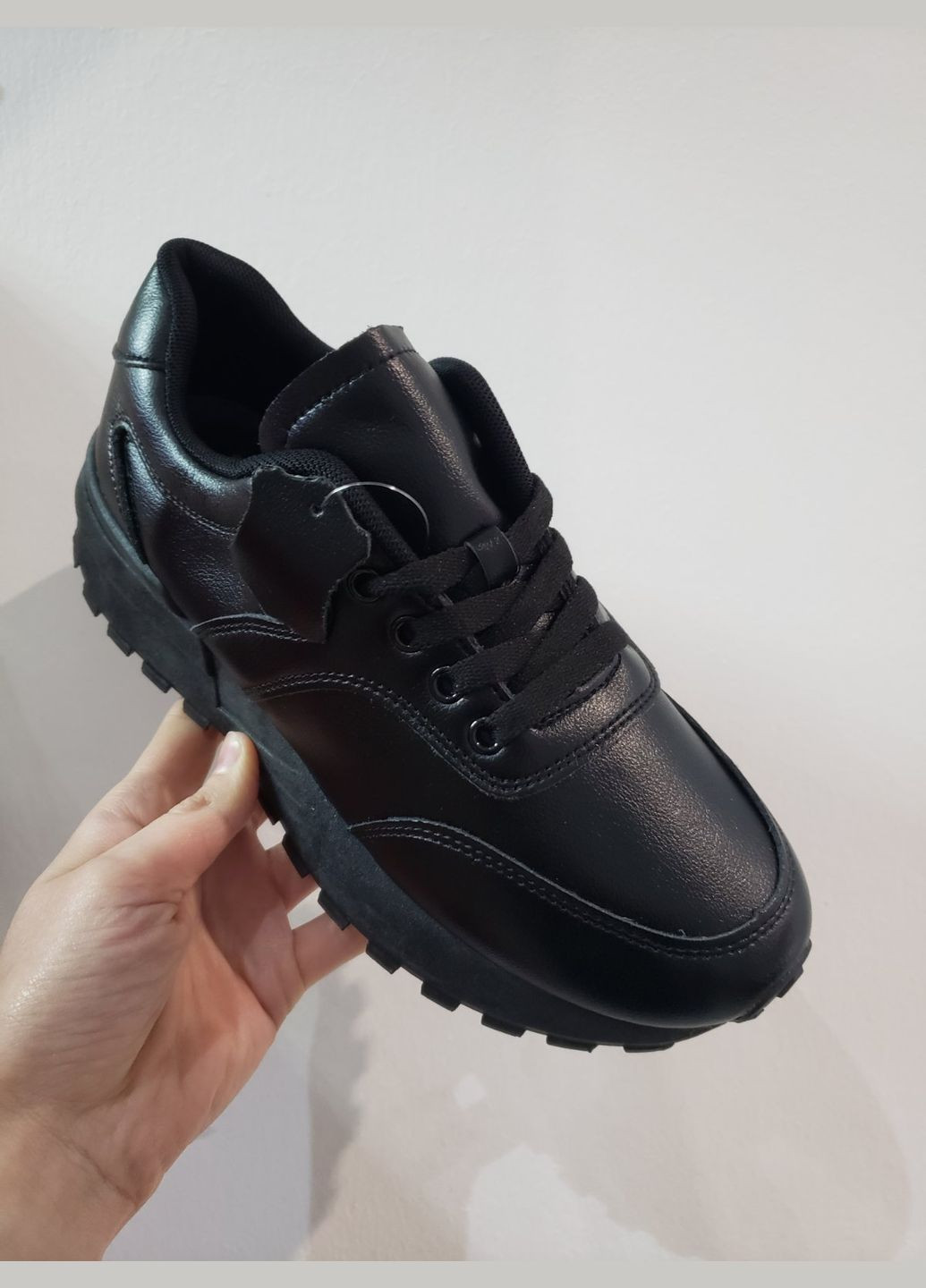 Черные демисезонные кроссовки черные кожаные No Brand