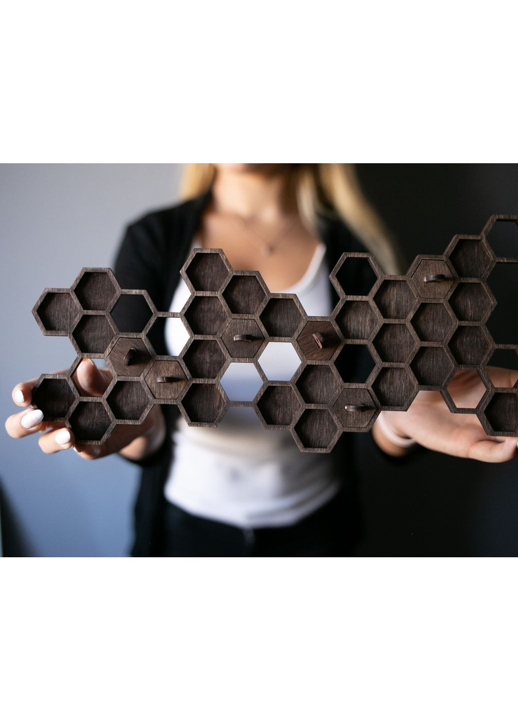 Дерев'яне панно для кімнати. Дерев'яна картина в подарунок Ключниця із дерева Соти 35х17 см Decart (360612781)