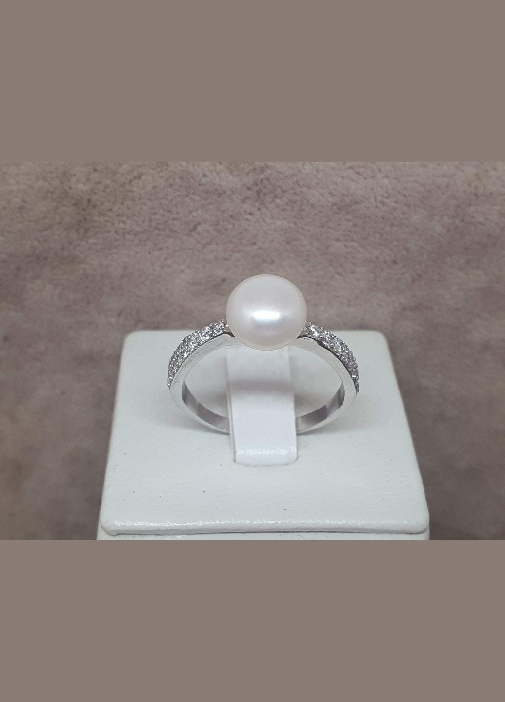 Серебряное кольцо с топазом и фианитами. 901-00290-10 Qvaliz (319209069)