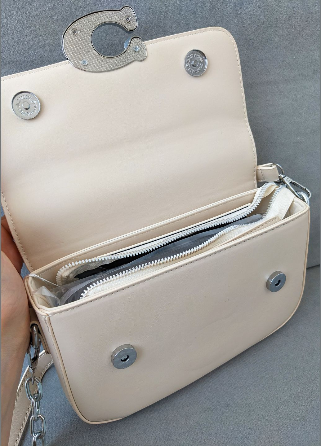 Кремова жіноча сумка з декоративною пряжкою та змінними ремінцями InFashion Сумка (342112315)