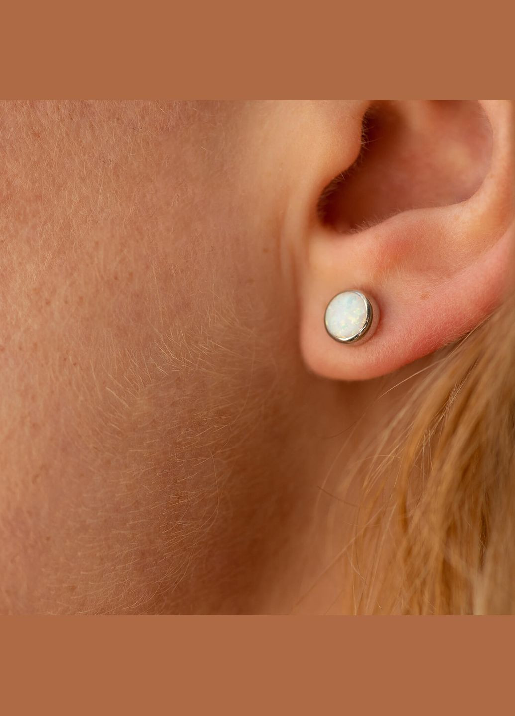 Золоті сережки-пусети Сяйво (синт. опал) 6 мм с05474 Oniks (264644427)