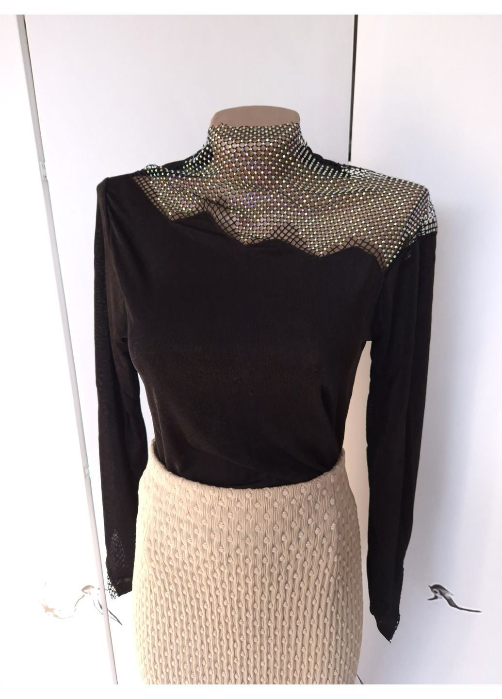 Чёрная гольф блузка с вставкой сетки с стразами стрейчевый G&N