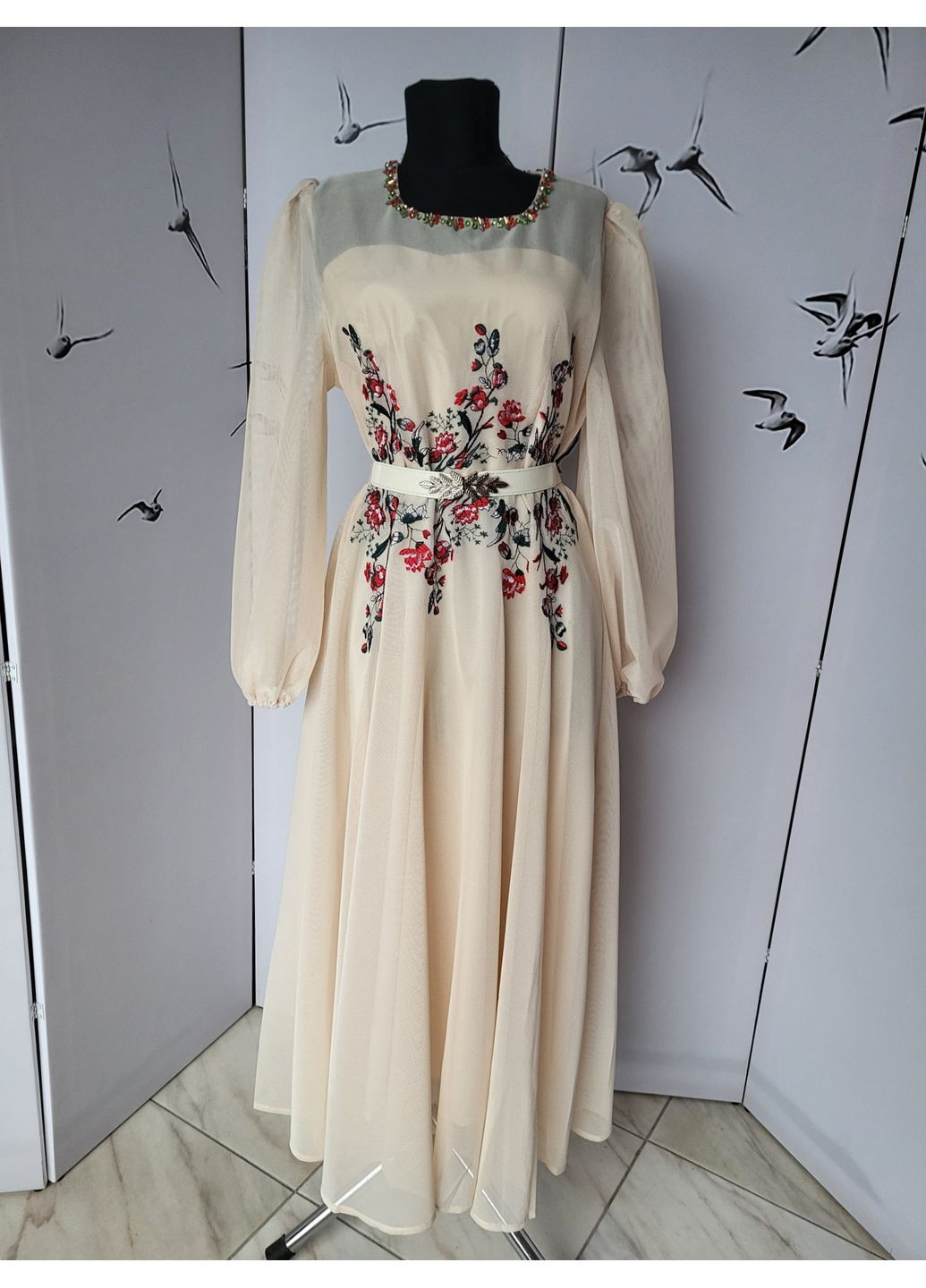 Бежева вечірня сукня жіноча ошатна з вишивкою No Brand