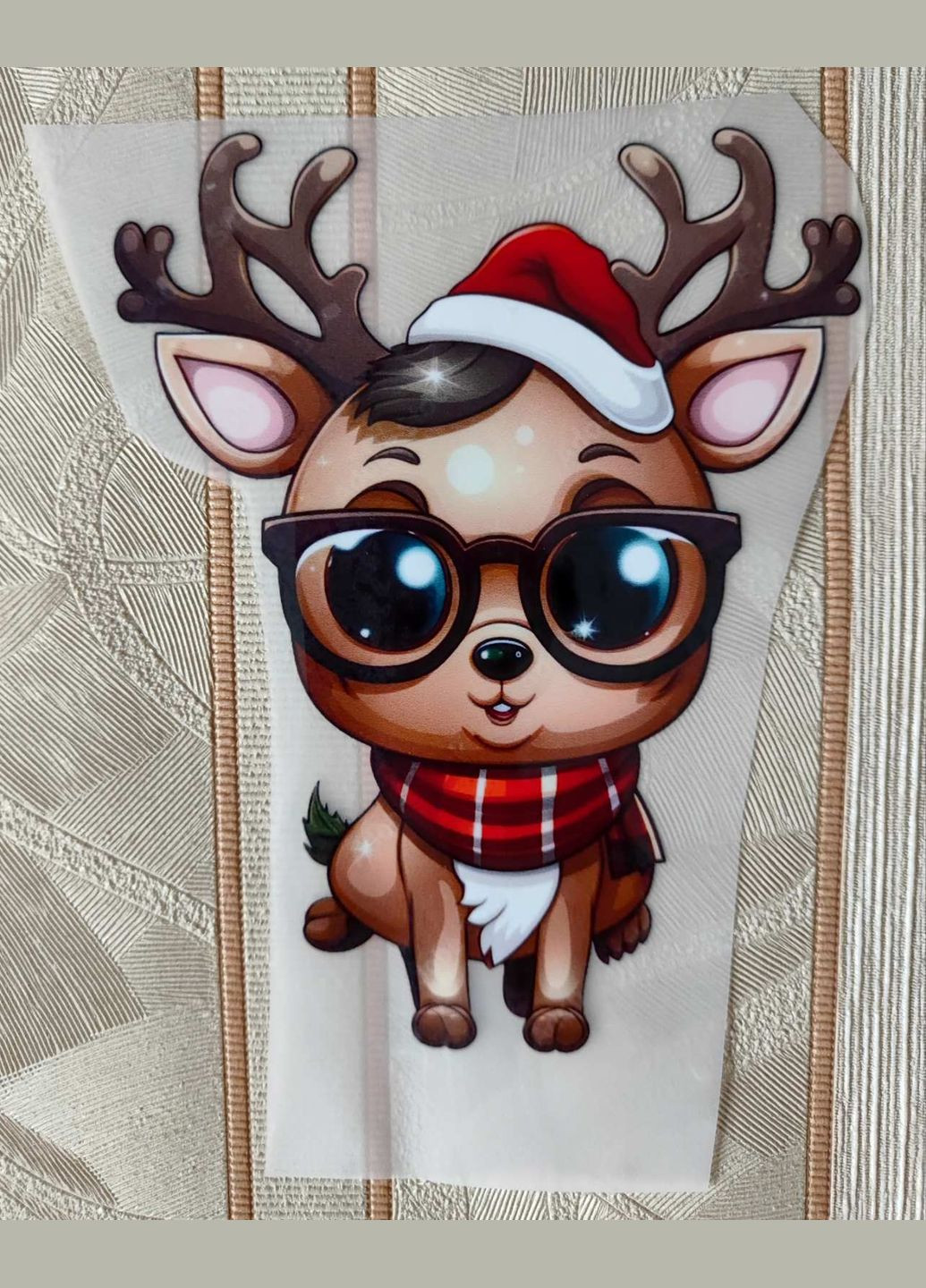 Термонаклейка новорічна на одяг оленятко в очках Кураж (308977204)