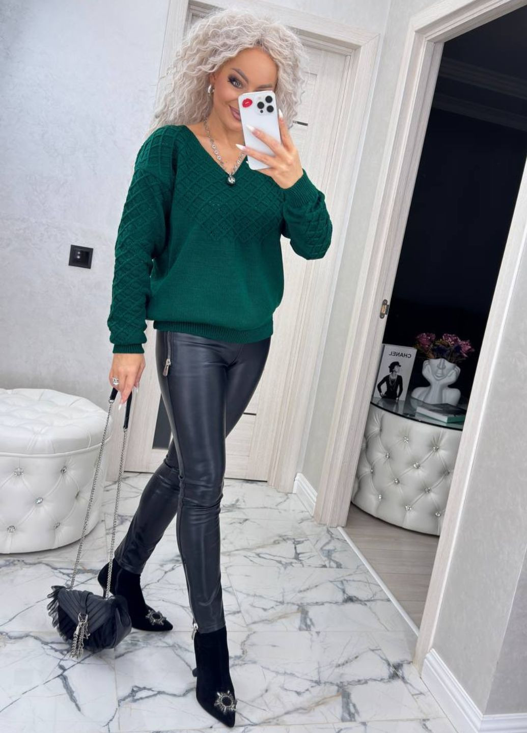 Изумрудный демисезонный вязаный свитер с длинными рукавами и v-образным вырезом горловины. Allthings