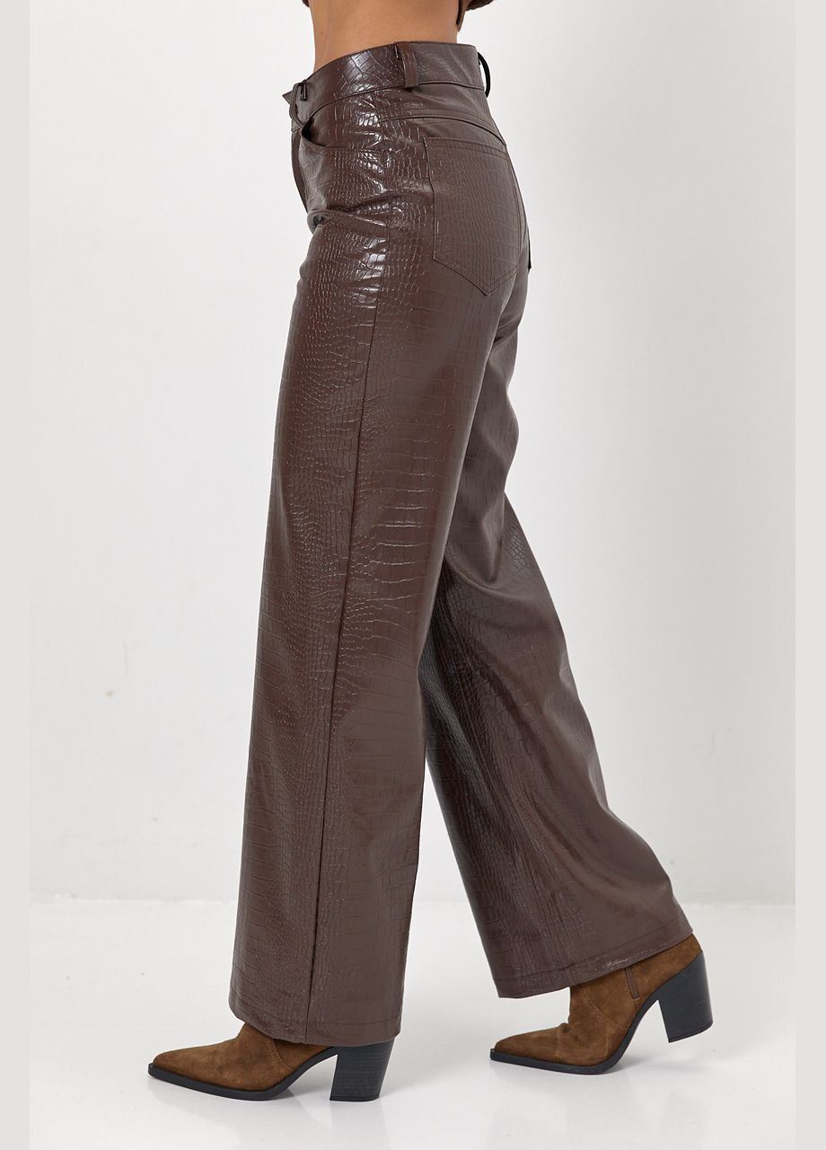 Экокожаные брюки с фактурой крокодила - бордо цвет Lurex (317233686)