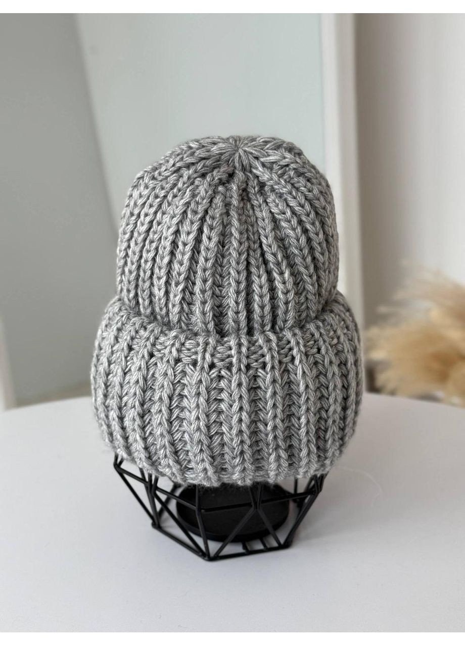 Об'ємна в'язана жіноча шапка/ Тепла зимова шапка з закотом/М'яка шапка ручне в'язання Сіро-Блакитний No Brand (364191185)